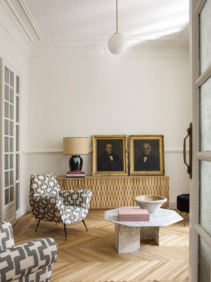 “Mezcla piezas nuevas y antiguas, creando espacios ecléticos y con historia. En la foto, butacas de Gigi Radice, años 60, retapizadas con tela de Gastón y Daniela. El aparador en roble blanco es un diseño de Estudio María Santos. Y todo está disponible en Bingutti”.