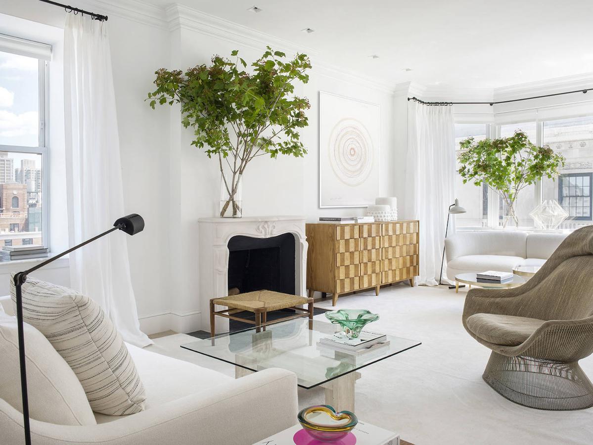 “Es esencial colocar piezas de diseño inesperadas y que tengan efecto wow. En este ambiente básicamente blanco (abajo), lo hemos conseguido con el sillón de Warren Platner, de Knoll, el aparador de roble de L.A. Studio y diversas piezas de anticuario”.