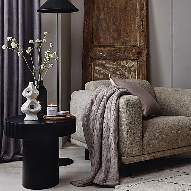 Imagen principal - Las mantas más confortables de Primark Home cuestan entre 25 y 35 euros. La vajilla y cubertería doradas están disponibles desde 1.50 euros la pieza.