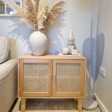 Imagen secundaria 1 - La camarera dorada cuesta 35 euros en Primark Home, el mueble de ratán cuesta 60 euros y la estantería de baño, 30 euros. 