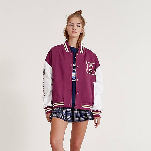 Imagen principal - Esta temporada necesitas una chaqueta varsity que resuelve y rejuvenece todos tus looks, según influencer y famosas