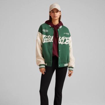 Imagen secundaria 1 - Esta temporada necesitas una chaqueta varsity que resuelve y rejuvenece todos tus looks, según influencer y famosas