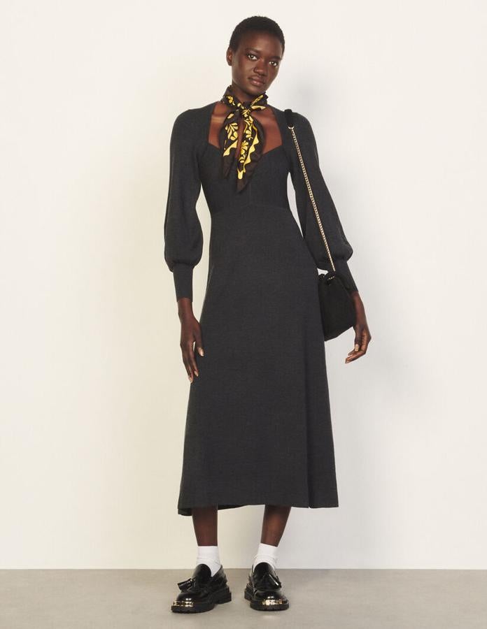 Gris, largo y con escote bustier, de Sandro (de 295 a 177 euros).