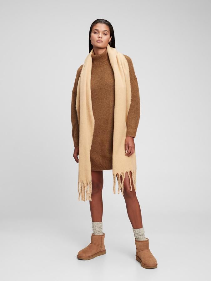 En color camel, de cuello subido y punto grueso, de GAP (de 59,95 euros a 35,97 euros).