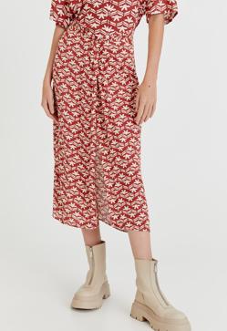 Imagen secundaria 2 - Los estampados, a todo color, serán tus mejores aliados los próximos meses. Cárdigan amarillo con bordados de Mango (15,99 euros). 2. Mini vestido con aberturas de Zara (22,99 euros). Falda midi cruzada de Pull & Bear (9,99 euros)