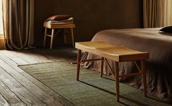 Práctico y versátil, este banco de madera es perfecto para añadir un toque rústico y cálido a tu dormitorio o al recibidor. Está rebajado a 59.99 euros en Zara Home.