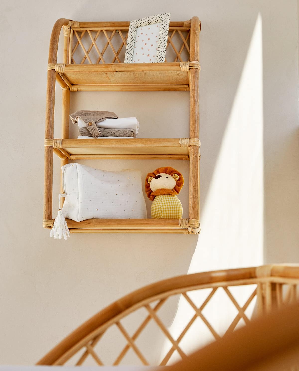 Perfecta para organizar libros o juguetes, esta estantería de mimbre para el dormitorio infantil está rebajada a 59.99 euros en Zara Home.