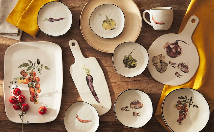 Las vajillas se han convertido en nuestra obsesión deco de 2022. Esta de loza pintada con elementos vegetales está disponible desde 3.99 euros la pieza en las rebajas de Zara Home.