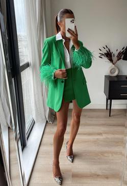 Imagen secundaria 2 - Carmen Lomana también tiene la camisa blanca más original e irresistible de las rebajas de Zara (y la ha combinado así de bien)