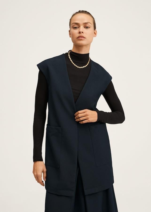 En diseño oversize y con cuello de pico, este chaleco en azul marino de Mango viene con dos bolsillos de plastrón en el frontal y cierre de botón. Tiene un precio de 49,99 euros.