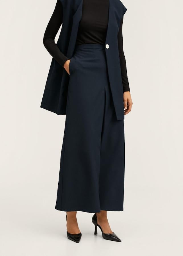 Esta falda larga acampanada de Mango con pinza en la parte delantera y de tiro alto está confeccionada en tejido fluido y cuesta 25,99 euros. 