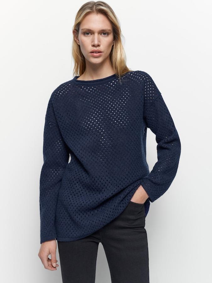 En Massimo Dutti hemos encontrado este jersey de lana de cuello redondo en acabado curly y de diseño calado en azul marino. Cuesta 79,95 euros. 