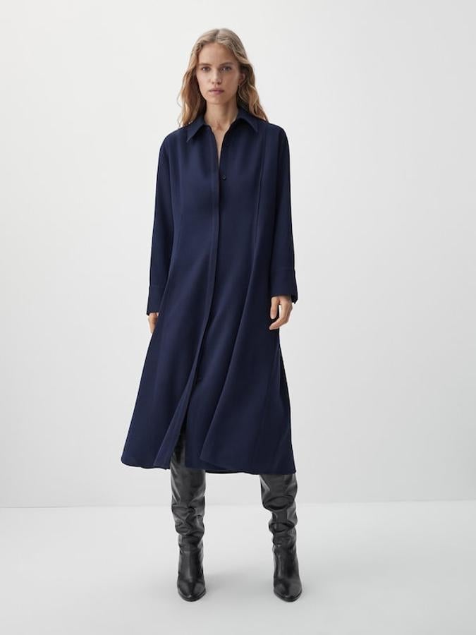 Diseño camisero para este vestido en azul marino de Massimo Dutti con cierre frontal de botones, puños abotonados y cinturón de lazada a tono extraíble. Tiene un precio de 89,95 euros.