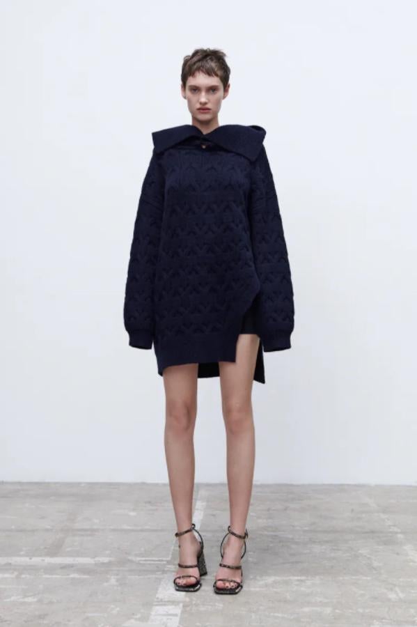 Cuello de solapa amplia y bajo con abertura lateral para este jersey de punto en azul marino de Zara de diseño largo que cuesta 39,95 euros. 