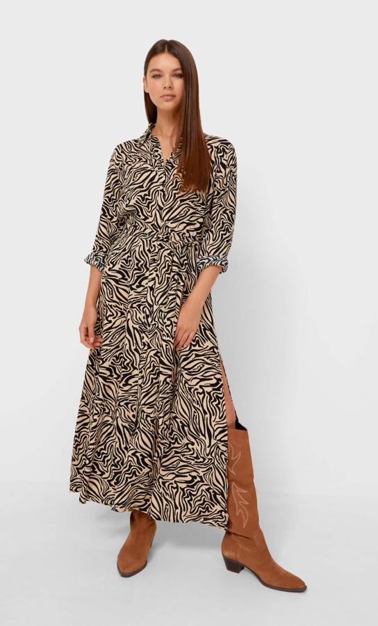 Estampado animal en negro sobre fondo beige para este vestido camisero largo con cuello de solapa y mangas largas acabadas en puño abotonado. Con cinturón con lazada a tono y cierre frontal de botones, de 25,99 euros ha pasado a costar 15,99 euros, y solo queda en la talla S.