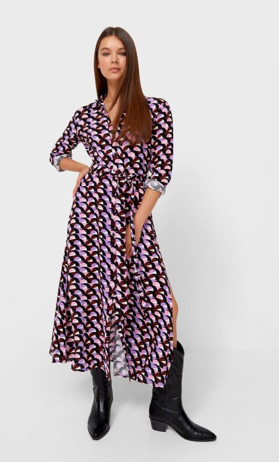 Estampado geométrico en tonos morados, marrones y rosas para este vestido largo camisero con cuello de solapa y cinturón de lazada a tono. Con abertura lateral en el bajo y puños abotonados, de 25,99 euros ha pasado a costar 15,99 euros y está disponible entre las tallas XS y L. 