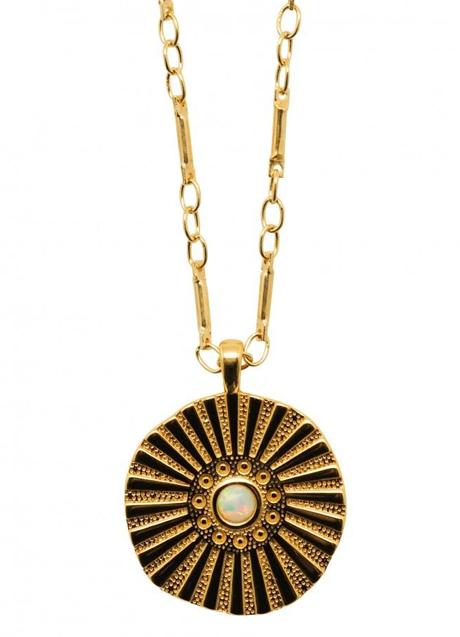 Imagen - Un colgante dorado le pone el broche final al conjunto