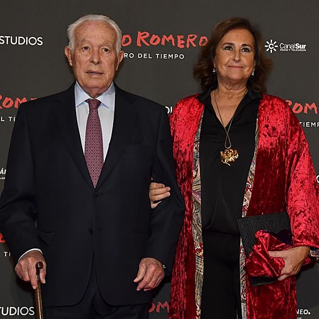 Curro Romero y Carmen Tello en la presentación del documental sobre el torero, en diciembre de 2021. 