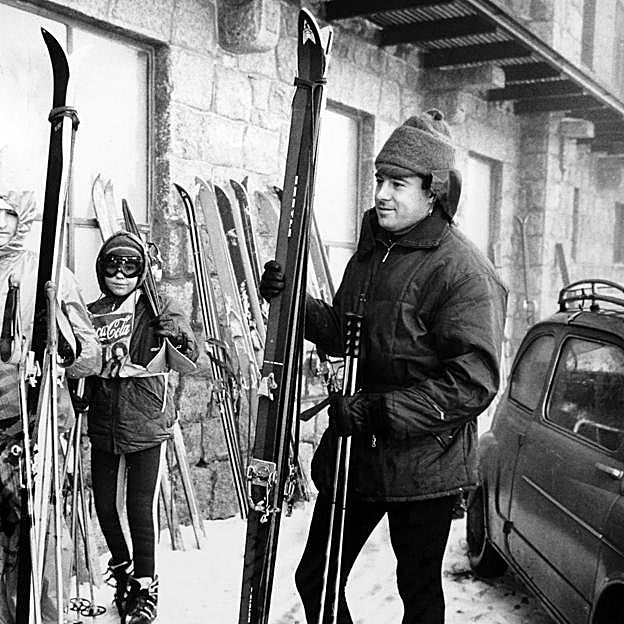 Alfonso de Borbón en un viaje de esquí.