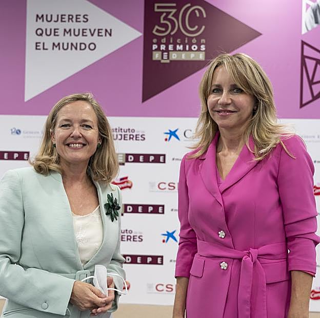 La ministra Nadia Calviño posando con Ana Bujaldón.