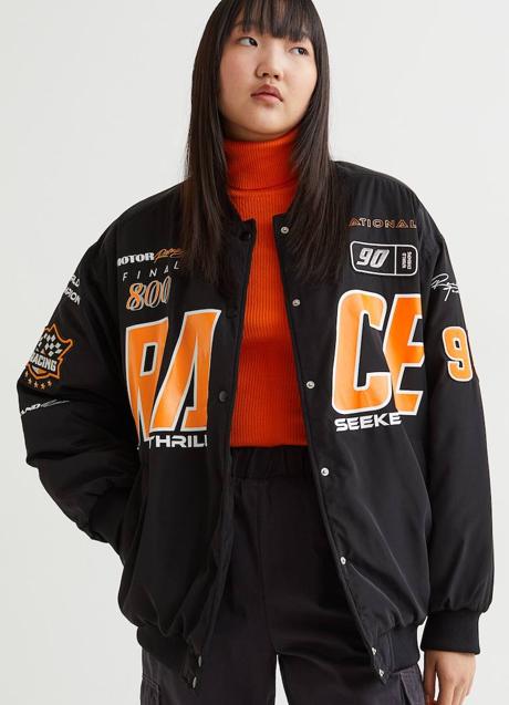 Imagen - La bomber de H&M tiene estampados y bordados