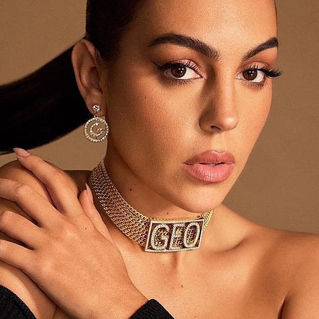 De Georgina Rodríguez a Nieves Álvarez: el original vestido midi 'made in Spain' que triunfa entre famosas e influencers (y que sienta de maravilla)