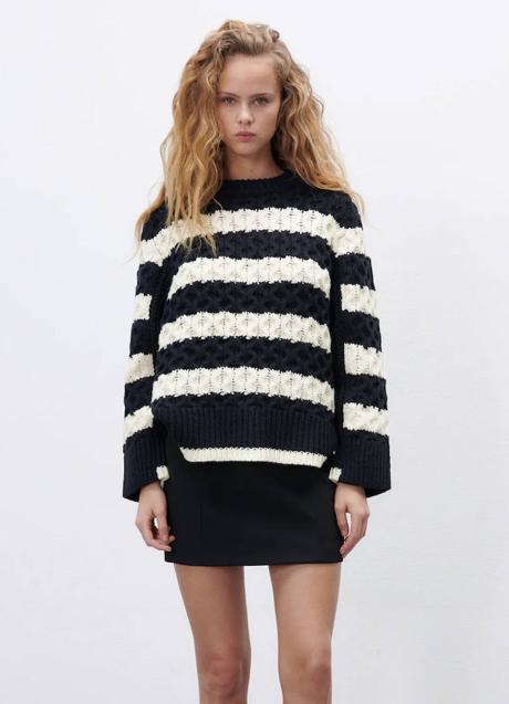 Imagen - El modelo de rayas en color crudo y azul marino es de corte holgado