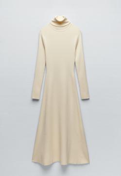 Imagen secundaria 2 - Una de las prendas más versátiles del avance de colección de Zara es este vestido de punto de canalé en color crema de su nueva colección (29,99 euros). 