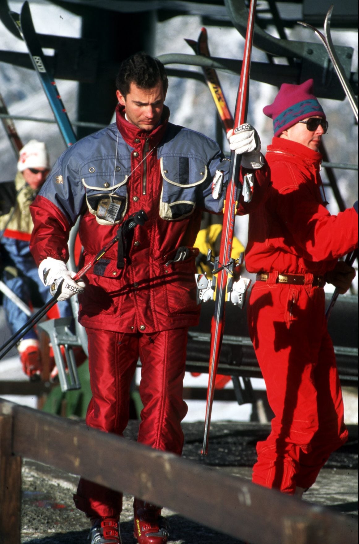 El entonces príncipe Felipe preparándose para esquiar.