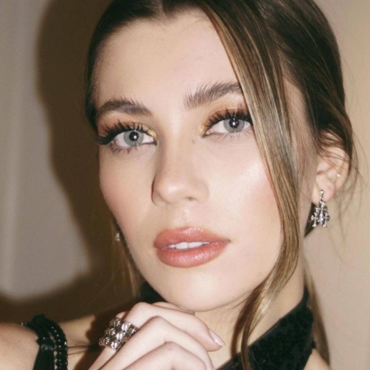 Pincha en la imagen para ver 10 bases de maquillaje de acabado natural súper ventas que lo disimulan todo: de arrugas y manchas a granitos y rojeces