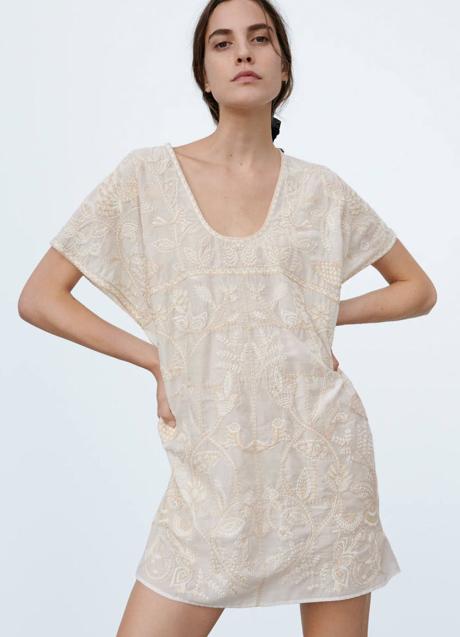 Imagen - La blusa con bordados es de manga corta