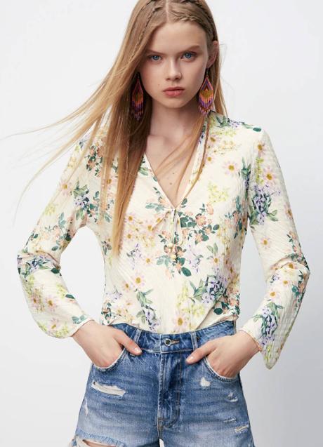 Imagen - La blusa estampada tiene el escote en forma de pico