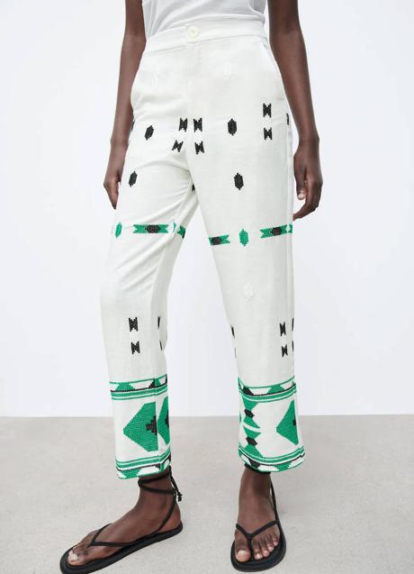Imagen - El pantalón blanco tiene bordados a contraste