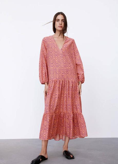 Imagen - El vestido de color salmón tiene un estampado de ondas