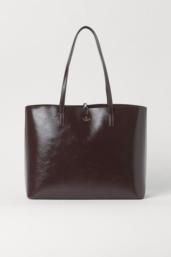 En piel sintética grabada e interior de ante sintético, este bolso shopper de H&M con asa doble de hombro cuesta 19,99 euros.
