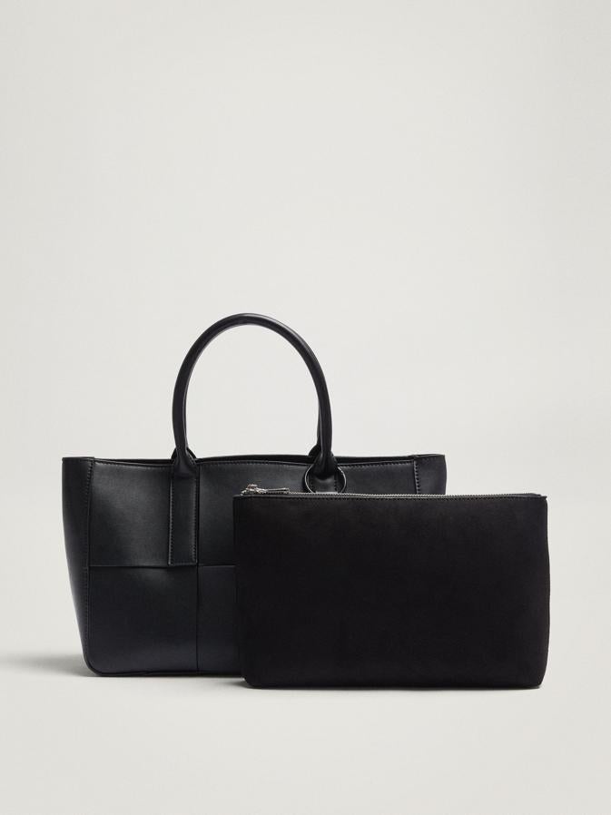 Diseño trenzado para este bolso shopper en color negro con doble asa de hombro y asa bandolera ajustable y extraíble que podemos encontrar en Parfois. Viene con un bolso interior con textura de ante y cierre de cremallera superior y de 29,99 euros ha pasado a 19,99 euros. 
