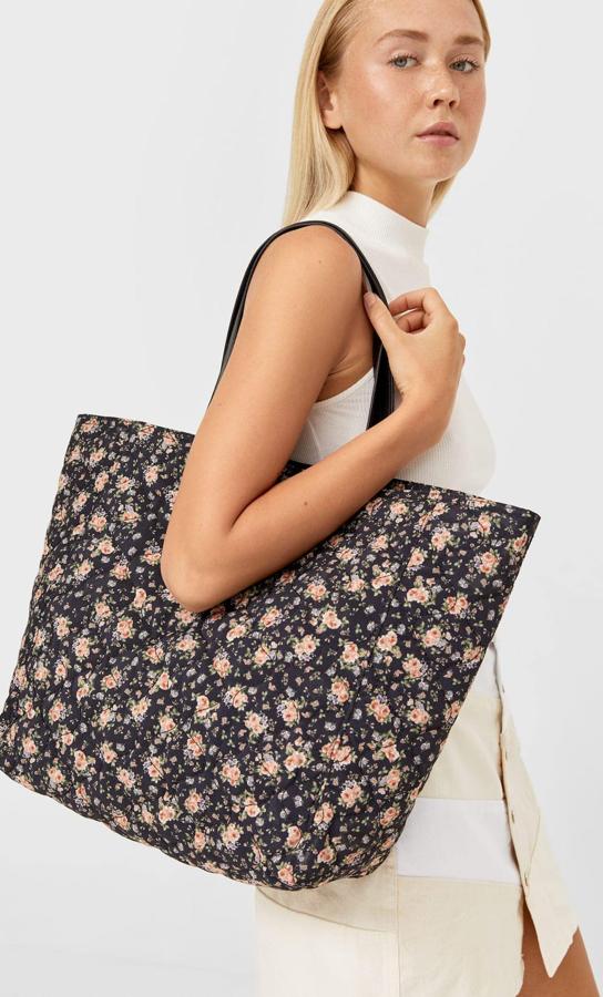 Estampado de flores en tonos negros o en pastel para este bolso shopper estampado de Stradivarius que viene con doble asa de hombro en piel sintética y de 19,99 euros ha pasado a costar 12,99 euros. 