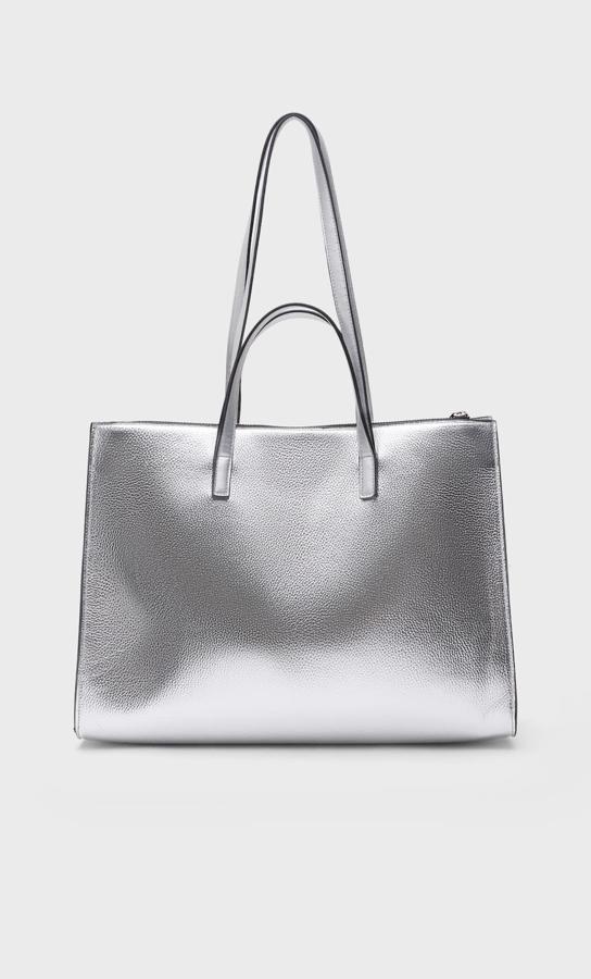 En color negro o en plateado, este bolso shopper de Stradivarius con dos compartimentos, uno de ellos con cierre de cremallera superior, y doble asa de hombro costaba 19,99 euros y ahora cuesta 12,99 euros. 