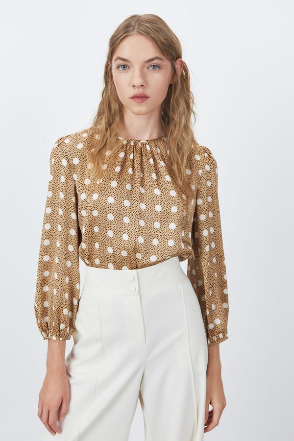 Cuello caja con cierre de lágrima en la espalda y mangas tres cuartos acabadas en elástico para este cuerpo que podemos encontrar hasta en una decena de diseños diferentes, estampados y lisos, por 9,99 euros. 