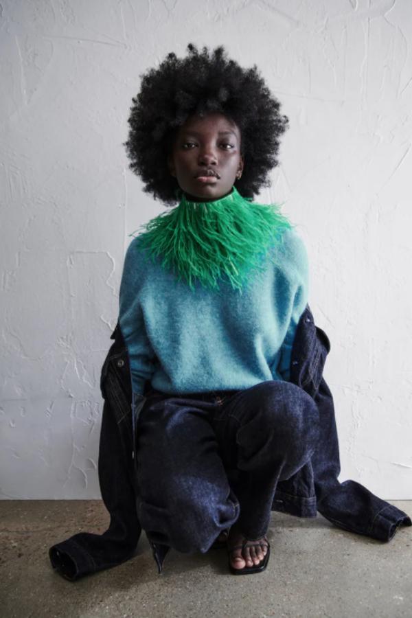 Confeccionado con tejido en mezcla de lana y alpaca, este jersey de Zara en color azul, con cuello redondo y mangas largas tiene un precio de 29,95 euros. 