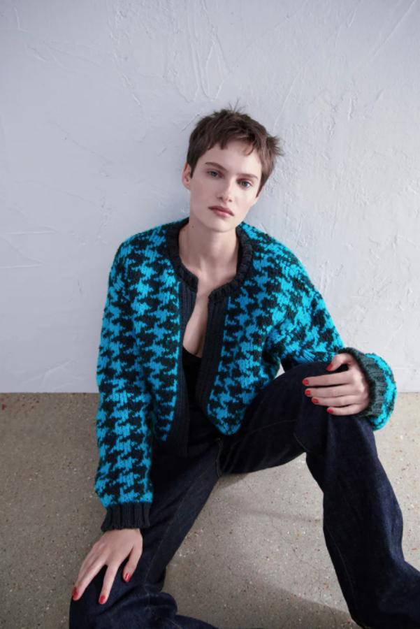 En diseño pata de gallo azul y negro, esta chaqueta de punto de Zara abierta y con mangas largas cuesta 29,95 euros. 