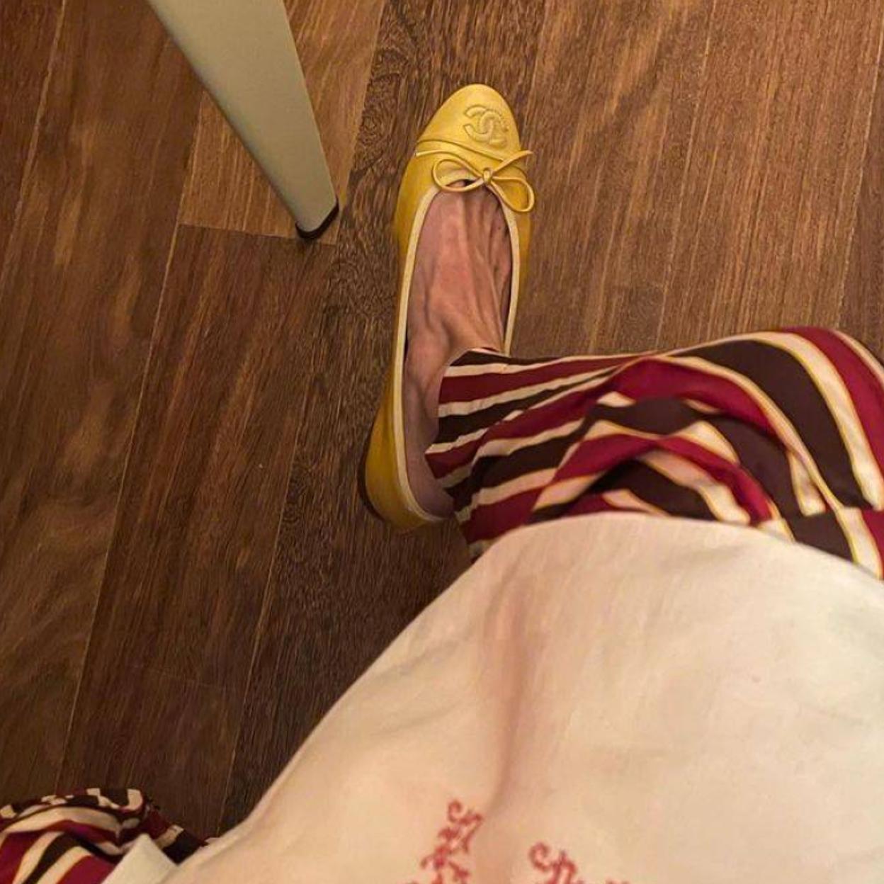 Pincha en la foto para ver accesorios multicolor, la opción perfecta para que tus looks con abrigo negro no sean aburridos