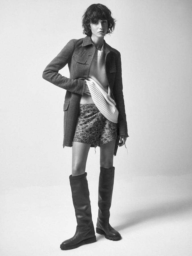 Chaqueta larga d e Sportmax, jersey beige de Cos, short estampado de Antik Batik, pendientes de Aristocrazy y botas altas de Celine.