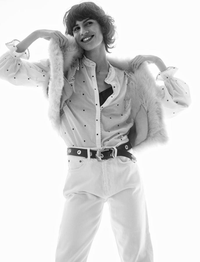 Sujetador de Eres, blusa de Maksu, chaleco de Claudie Pierlot, pantalón vaquero de Rails, cinturón de The Kooples y botas cowboy de Zendra.