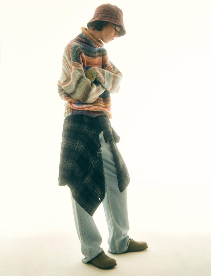 Jersey de Sita Murt, camisa de cuadros, de Yerse; denim de Levi’s, zuecos de Birkenstock y gorro de Jo & Mr. Joe en El Corte Inglés.