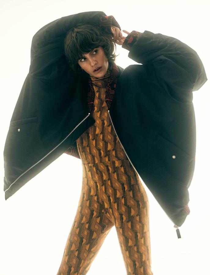 mono estampado y bomber, ambos de Prada.