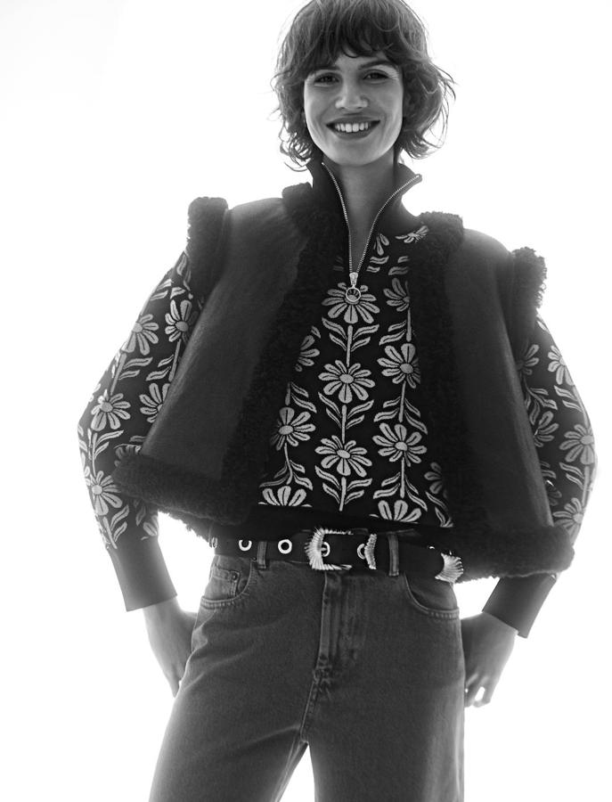 Jersey de Sandro, chaleco de Antik Batik, pantalón vaquero de Lloyd’s en El Corte Inglés y cinturón de The Kooples.