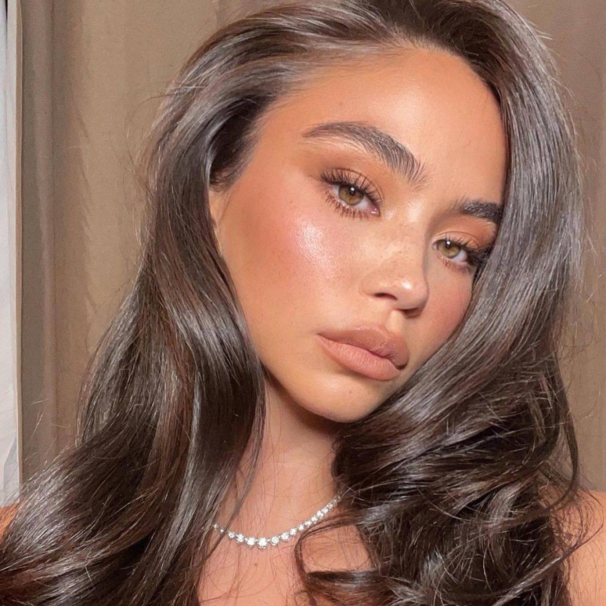 Pincha en la imagen para ver 10 bases de maquillaje de acabado natural súper ventas que lo disimulan todo: de arrugas y manchas a granitos y rojeces