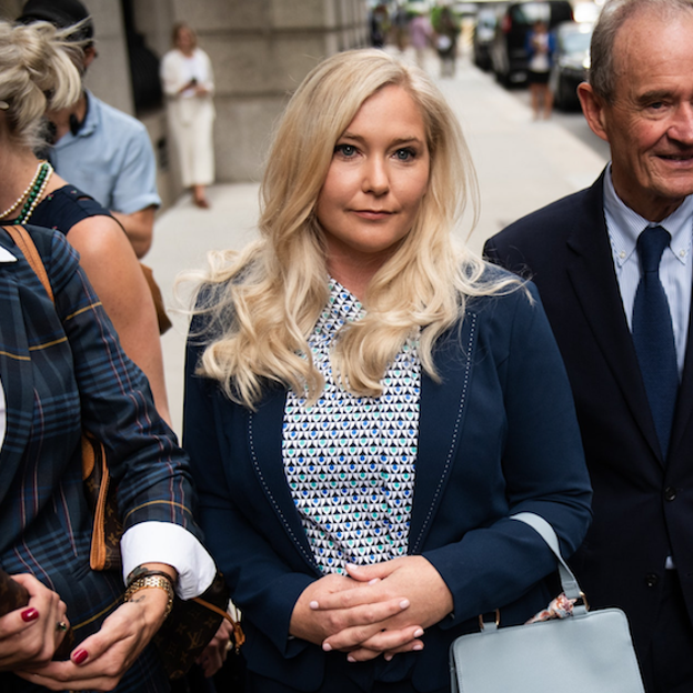 Pincha en la foto para ver todos los famosos salpicados por el caso de Ghislaine Maxwell, la conseguidora de menores de Jeffrey Epstein. 