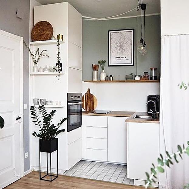 Imagen principal - Ideas bonitas y trucos fáciles de copiar para que tu cocina pequeña parezca el doble de grande